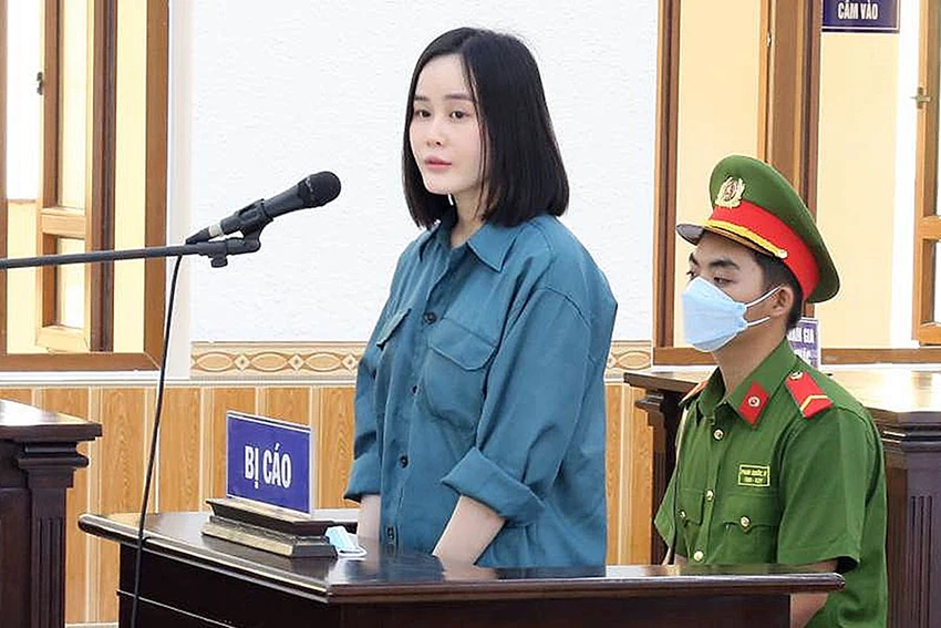 Bị cáo Ninh Thị Vân Anh (“hot girl” Tina Dương) tại tòa. Ảnh: PĐ Bị cáo Ninh Thị Vân Anh (“hot girl” Tina Dương) tại tòa. Ảnh: PĐ