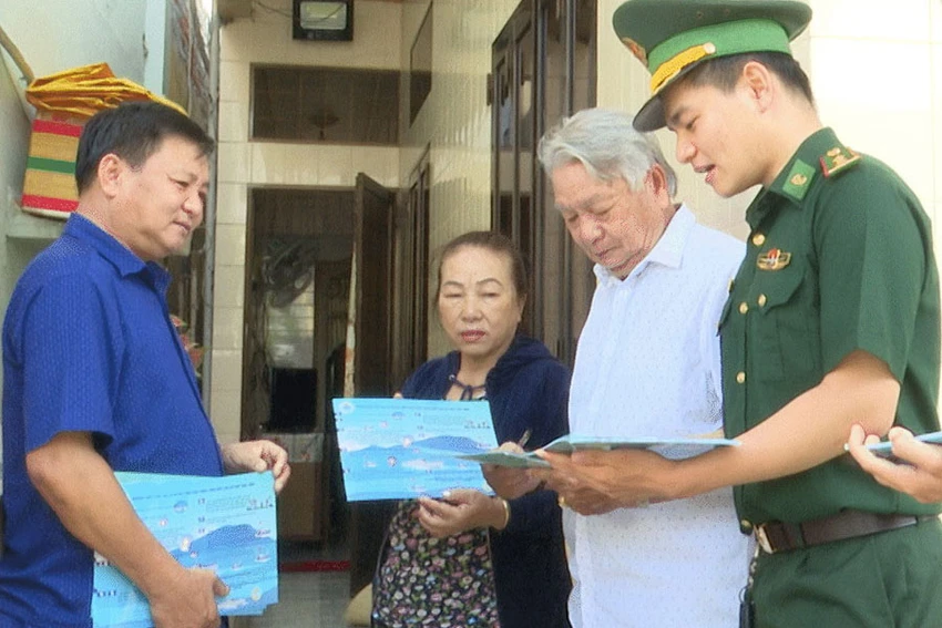 Lực lượng biên phòng phối hợp cùng các chủ tàu tuyên truyền việc tuân thủ pháp luật khi đánh bắt trên biển cho bà con ngư dân tỉnh Bà Rịa-Vũng Tàu. Ảnh: KHÁNH LY Lực lượng biên phòng phối hợp cùng các chủ tàu tuyên truyền việc tuân thủ pháp luật khi đánh bắt trên biển cho bà con ngư dân tỉnh Bà Rịa-Vũng Tàu. Ảnh: KHÁNH LY