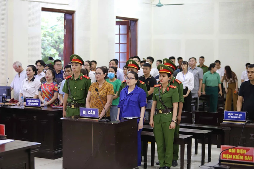 Bị cáo Lê Thị Dung (bên phải) tại phiên tòa phúc thẩm. Ảnh: ĐẮC LAM