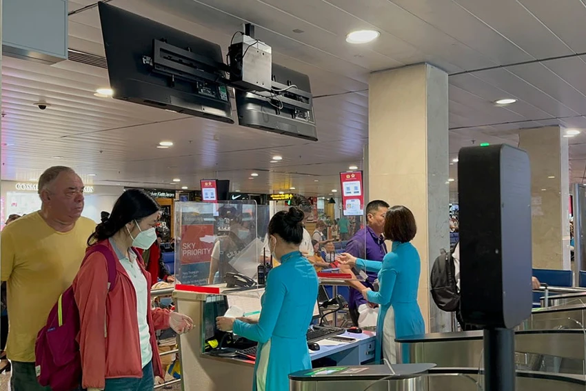 Với các chuyến bay đường dài, hành khách sẽ phải bỏ tiền nhiều hơn. Ảnh: P.ĐIỀN Với các chuyến bay đường dài, hành khách sẽ phải bỏ tiền nhiều hơn. Ảnh: P.ĐIỀN