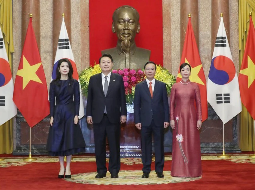 Chủ tịch nước Võ Văn Thưởng và phu nhân Phan Thị Thanh Tâm chào đón Tổng thống Hàn Quốc Yoon Suk Yeol và phu nhân Kim Keon-hee thăm cấp nhà nước tới Việt Nam. Ảnh: VGP Chủ tịch nước Võ Văn Thưởng và phu nhân Phan Thị Thanh Tâm chào đón Tổng thống Hàn Quốc Yoon Suk Yeol và phu nhân Kim Keon-hee thăm cấp nhà nước tới Việt Nam. Ảnh: VGP
