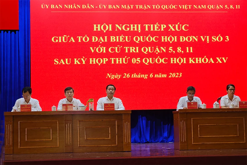 Tổ đại biểu Quốc hội TP.HCM đơn vị số 3 tiếp xúc với cử tri các quận 5, 8, 11. Ảnh: SONG MAI Tổ đại biểu Quốc hội TP.HCM đơn vị số 3 tiếp xúc với cử tri các quận 5, 8, 11. Ảnh: SONG MAI