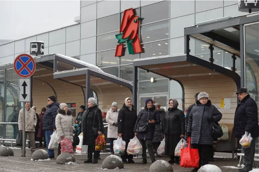 Một siêu thị Auchan ở Moscow. Chuỗi siêu thị của tập đoàn bán lẻ Pháp vẫn mở 230 cửa hàng ở Nga. Ảnh: EPA/SHUTTERSTOCK Một siêu thị Auchan ở Moscow. Chuỗi siêu thị của tập đoàn bán lẻ Pháp vẫn mở 230 cửa hàng ở Nga. Ảnh: EPA/SHUTTERSTOCK