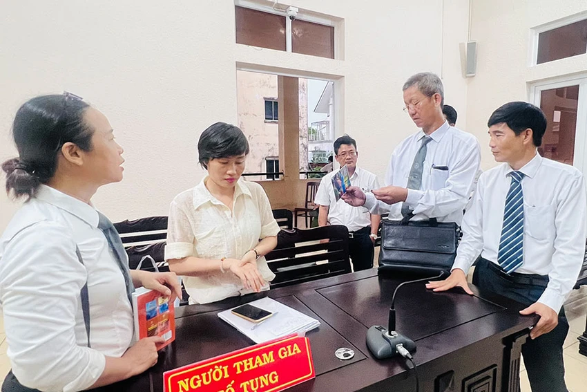 Bà Phương Lan (giữa) cùng ba luật sư bảo vệ cho bà tại phiên tòa. Ảnh: KHẢ DOANH Bà Phương Lan (giữa) cùng ba luật sư bảo vệ cho bà tại phiên tòa. Ảnh: KHẢ DOANH