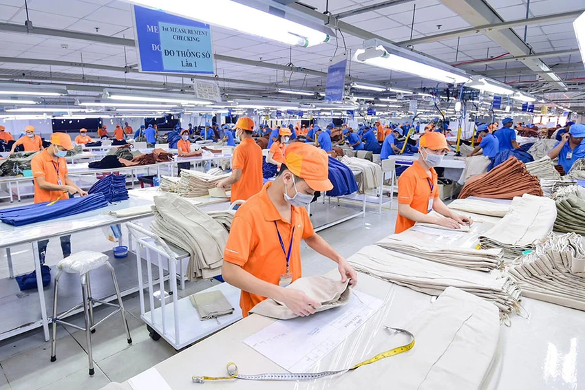 Công nhân một công ty may mặc đang lao động trong phân xưởng. Ảnh: QUANG HUY Công nhân một công ty may mặc đang lao động trong phân xưởng. Ảnh: QUANG HUY