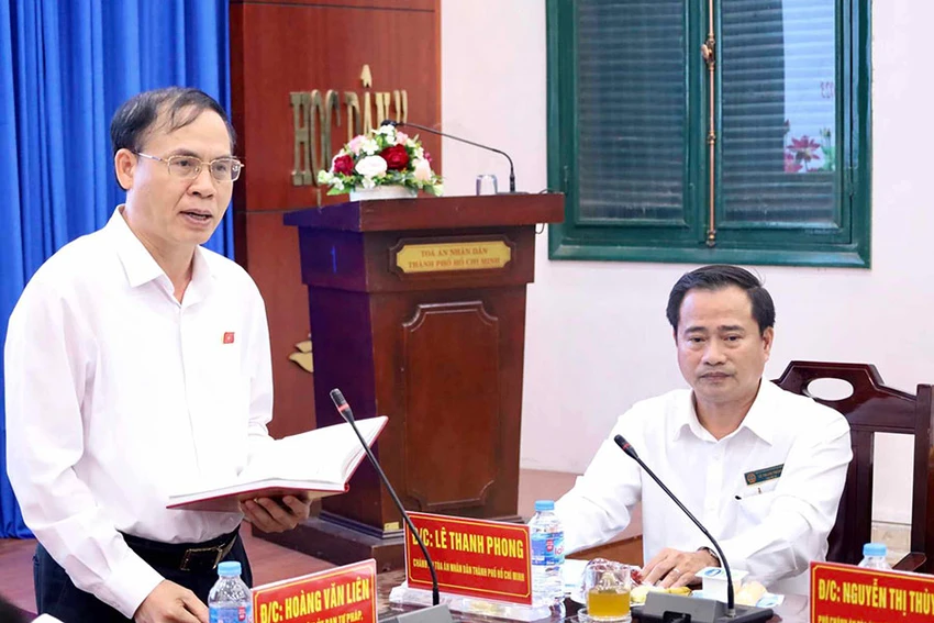 Ông Hoàng Văn Liên, Phó Chủ nhiệm Ủy ban Tư pháp của Quốc hội (trái) và Chánh án TAND TP.HCM Lê Thanh Phong. Ảnh: TRẦN MINH Ông Hoàng Văn Liên, Phó Chủ nhiệm Ủy ban Tư pháp của Quốc hội (trái) và Chánh án TAND TP.HCM Lê Thanh Phong. Ảnh: TRẦN MINH