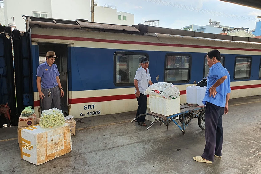 Vận chuyển hàng hóa bằng đường sắt có ưu điểm là giá cước thấp, có thể chở nhiều hàng hóa nặng. Trong ảnh: Hành khách đang vận chuyển hàng hóa từ tàu xuống ga Sài Gòn. Ảnh: THI NHUNG Vận chuyển hàng hóa bằng đường sắt có ưu điểm là giá cước thấp, có thể chở nhiều hàng hóa nặng. Trong ảnh: Hành khách đang vận chuyển hàng hóa từ tàu xuống ga Sài Gòn. Ảnh: THI NHUNG