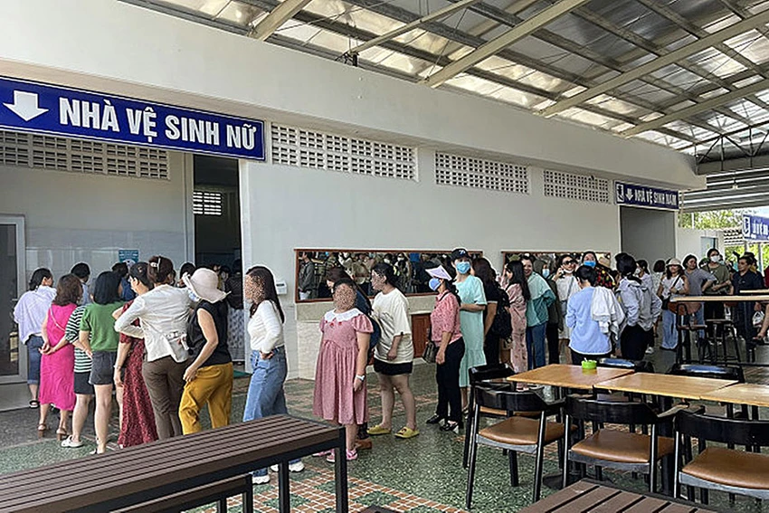 Người dân phải rồng rắn xếp hàng để đi vệ sinh tại trạm dừng chân trên cao tốc TP.HCM - Long Thành. Ảnh: MXH