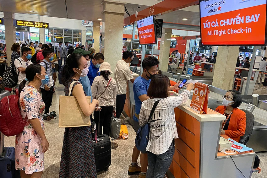 Hành khách làm thủ tục bay tại sân bay Tân Sơn Nhất. Ảnh minh họa: HOÀNG GIANG