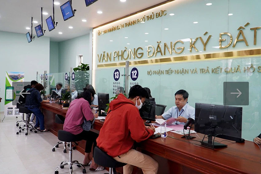 Văn phòng Đăng ký đất đai TP Thủ Đức thực hiện cấp giấy chứng nhận cho người dân. Ảnh: NC Văn phòng Đăng ký đất đai TP Thủ Đức thực hiện cấp giấy chứng nhận cho người dân. Ảnh: NC