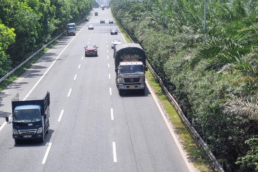 Theo dự thảo luật, thời gian cầm lái trong ngày của tài xế kinh doanh vận tải giảm 2 tiếng so với quy định hiện hành. Ảnh: V.LONG Theo dự thảo luật, thời gian cầm lái trong ngày của tài xế kinh doanh vận tải giảm 2 tiếng so với quy định hiện hành. Ảnh: V.LONG