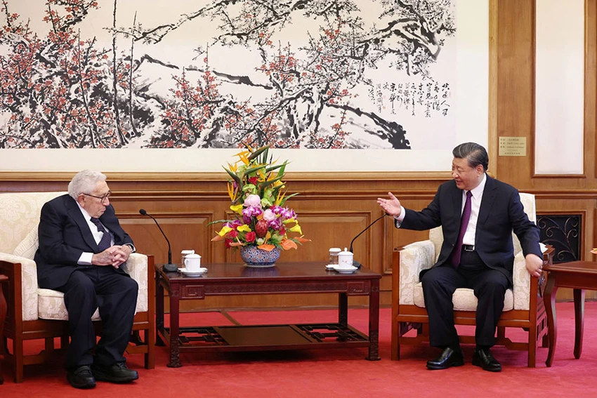 Chủ tịch Trung Quốc Tập Cận Bình (phải) hội đàm với cựu Ngoại trưởng Mỹ Henry Kissinger (trái) hôm 20-7. Ảnh: AFP Chủ tịch Trung Quốc Tập Cận Bình (phải) hội đàm với cựu Ngoại trưởng Mỹ Henry Kissinger (trái) hôm 20-7. Ảnh: AFP