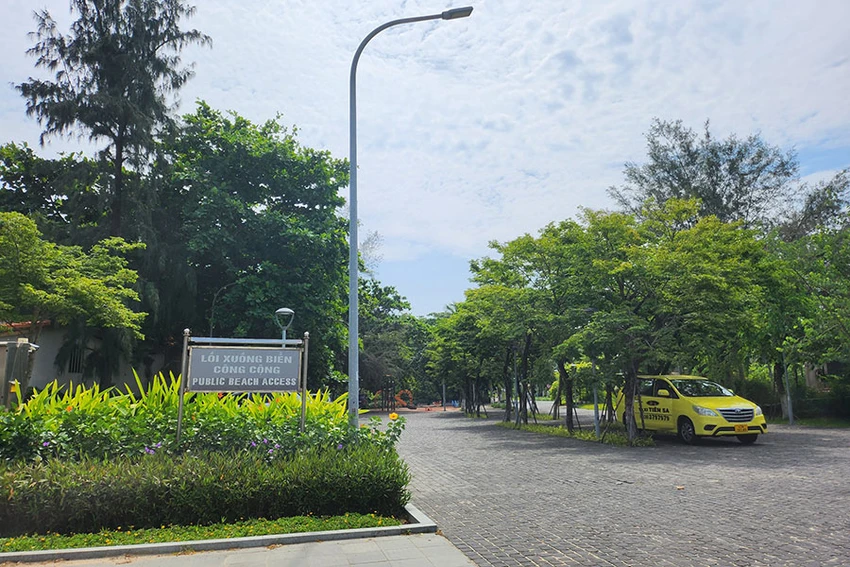 Lối ra biển nhỏ hẹp xuyên qua các resort chưa đáp ứng đủ nhu cầu của người dân Đà Nẵng. Ảnh: TẤN VIỆT