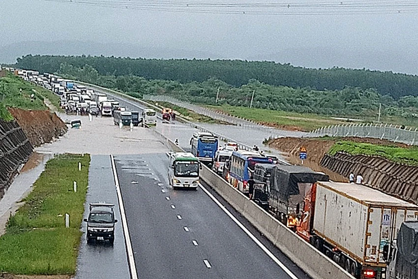 Quan sát bằng mắt thường, đoạn bị ngập trên cao tốc Phan Thiết - Dầu Giây bị võng xuống. Ảnh: CTV Quan sát bằng mắt thường, đoạn bị ngập trên cao tốc Phan Thiết - Dầu Giây bị võng xuống. Ảnh: CTV