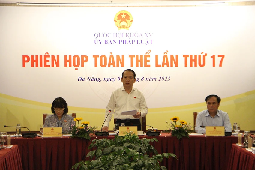 Ông Hoàng Thanh Tùng, Chủ nhiệm Ủy ban Pháp luật của Quốc hội, chủ trì phiên giải trình. Ảnh: TẤN VIỆT