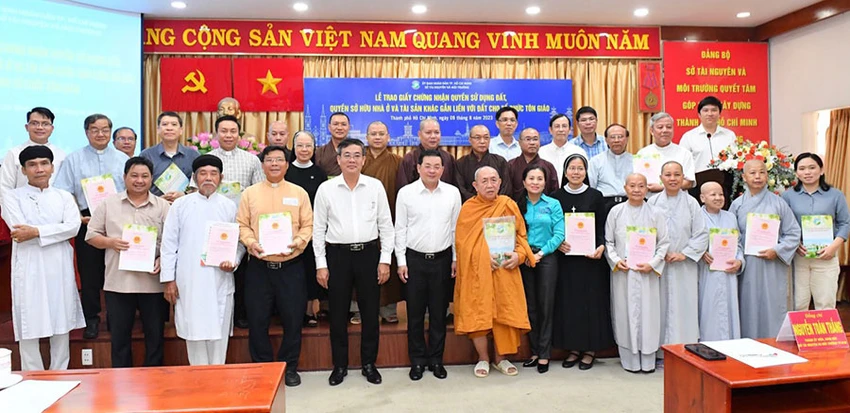 Sở TN&MT trao sổ hồng cho 30 cơ sở tôn giáo trên địa bàn TP vào chiều 9-8. Ảnh: NC Sở TN&MT trao sổ hồng cho 30 cơ sở tôn giáo trên địa bàn TP vào chiều 9-8. Ảnh: NC