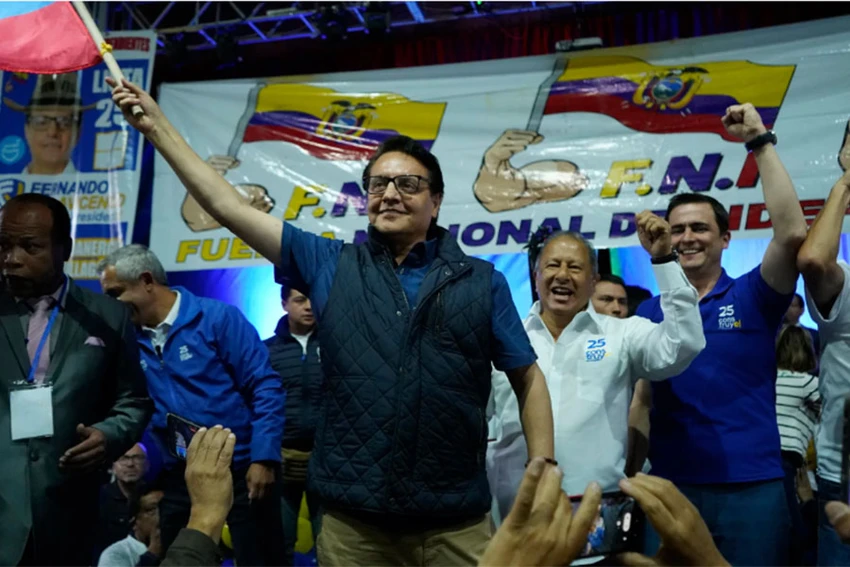 Ứng viên tổng thống Ecuador Fernando Villavicencio (cầm cờ) tại cuộc vận động tranh cử ở Quito ngày 9-8, trước khi ông bị ám sát. Ảnh: REUTERS Ứng viên tổng thống Ecuador Fernando Villavicencio (cầm cờ) tại cuộc vận động tranh cử ở Quito ngày 9-8, trước khi ông bị ám sát. Ảnh: REUTERS