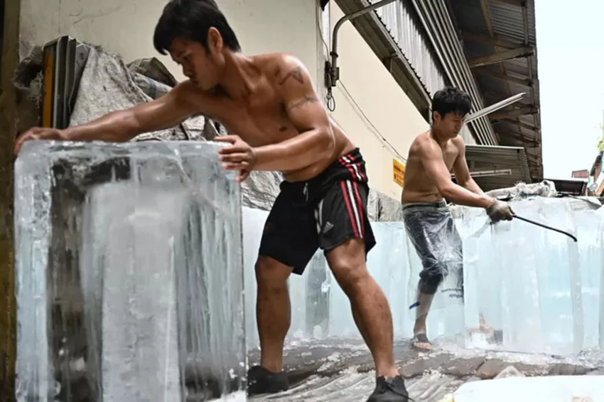 Người lao động làm việc dưới mức nhiệt hơn 45 độ C ở Thái Lan hồi tháng 4-2023. Ảnh: GETTY IMAGES Người lao động làm việc dưới mức nhiệt hơn 45 độ C ở Thái Lan hồi tháng 4-2023. Ảnh: GETTY IMAGES