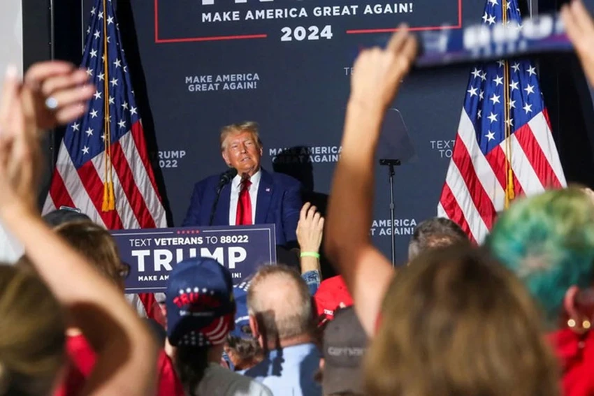 Cựu Tổng thống Mỹ Donald Trump trong một cuộc vận động tranh cử ở TP Windham (bang New Hampshire, Mỹ) hôm 8-8. Ảnh: REUTERS Cựu Tổng thống Mỹ Donald Trump trong một cuộc vận động tranh cử ở TP Windham (bang New Hampshire, Mỹ) hôm 8-8. Ảnh: REUTERS