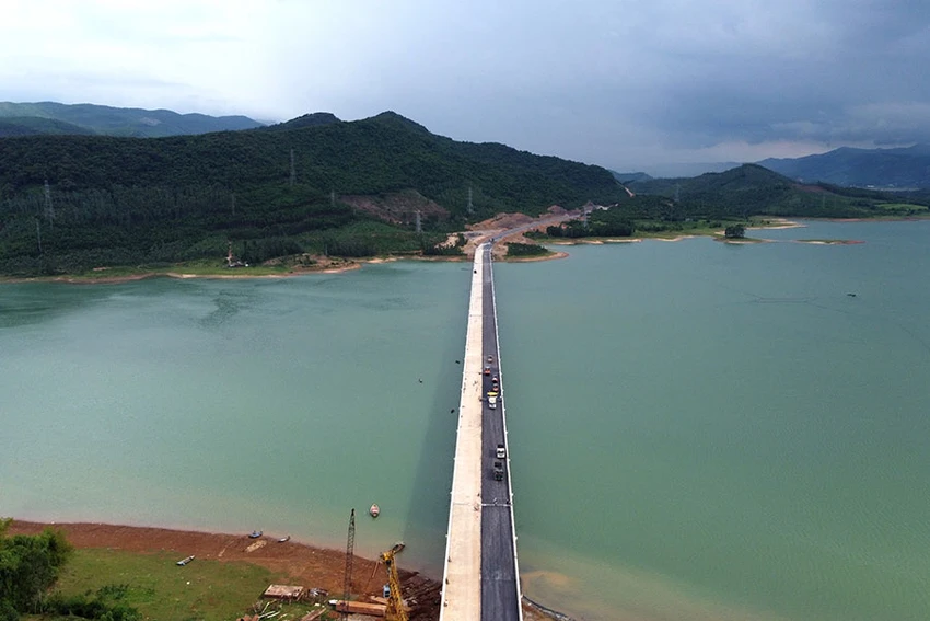 Cầu vượt hồ Yên Mỹ trên tuyến cao tốc Quốc lộ 45 - Nghi Sơn có chiều dài 995,8 m đang được gấp rút hoàn thiện. Ảnh: ĐẶNG TRUNG Cầu vượt hồ Yên Mỹ trên tuyến cao tốc Quốc lộ 45 - Nghi Sơn có chiều dài 995,8 m đang được gấp rút hoàn thiện. Ảnh: ĐẶNG TRUNG