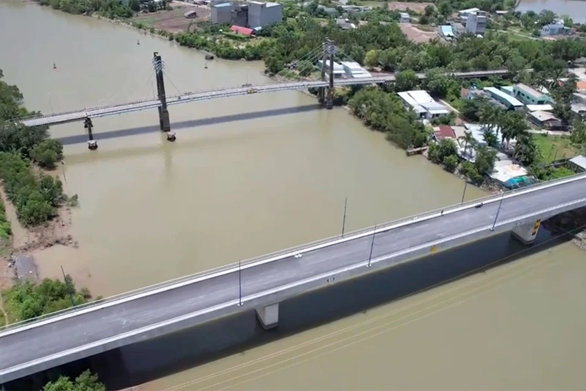 Cầu Vàm Sát 2 có chiều dài hơn 1 km, tổng mức đầu tư hơn 342 tỉ đồng đang dần hoàn thiện. Ảnh: ĐÀO TRANG Cầu Vàm Sát 2 có chiều dài hơn 1 km, tổng mức đầu tư hơn 342 tỉ đồng đang dần hoàn thiện. Ảnh: ĐÀO TRANG