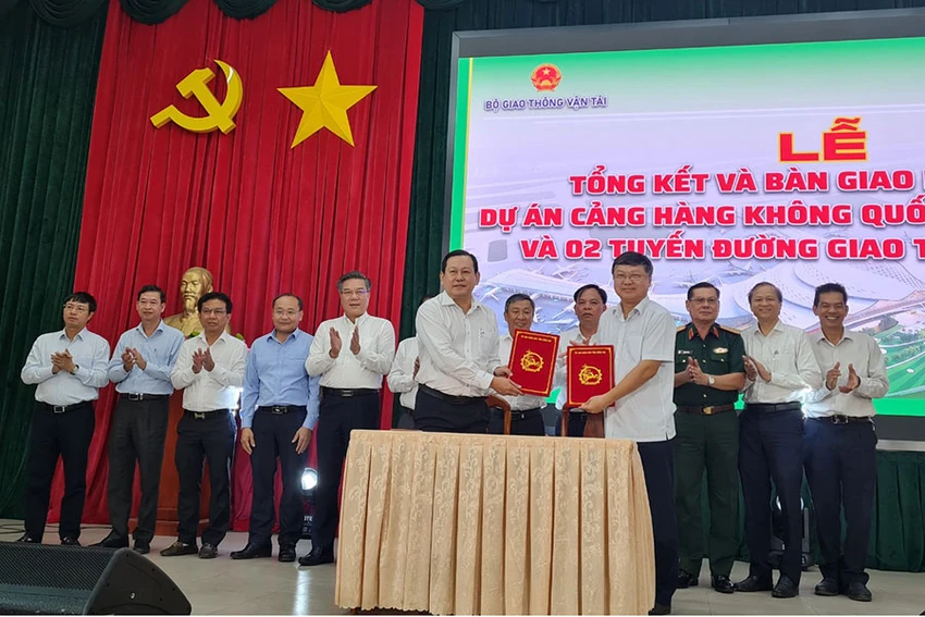 Giám đốc Sở TN&MT tỉnh Đồng Nai Đặng Minh Đức ký bàn giao mặt bằng cho đại diện Tổng Công ty Cảng hàng không Việt Nam (ACV) sáng 25-8. Ảnh: VH Giám đốc Sở TN&MT tỉnh Đồng Nai Đặng Minh Đức ký bàn giao mặt bằng cho đại diện Tổng Công ty Cảng hàng không Việt Nam (ACV) sáng 25-8. Ảnh: VH