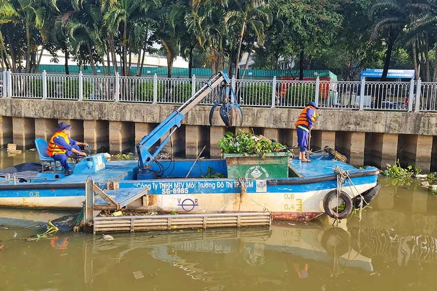 Kênh Nhiêu Lộc - Thị Nghè được tổ chức vớt rác thường xuyên. Ảnh: CHÂU NGUYỄN Kênh Nhiêu Lộc - Thị Nghè được tổ chức vớt rác thường xuyên. Ảnh: CHÂU NGUYỄN