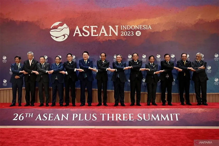 Các lãnh đạo ASEAN chụp ảnh chung với lãnh đạo ba nước Hàn Quốc, Nhật Bản và Trung Quốc ngày 6-9 tại Indonesia. Ảnh: ANTARA Các lãnh đạo ASEAN chụp ảnh chung với lãnh đạo ba nước Hàn Quốc, Nhật Bản và Trung Quốc ngày 6-9 tại Indonesia. Ảnh: ANTARA