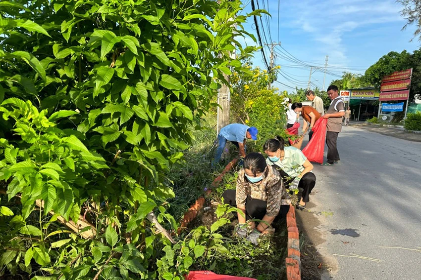 Xã Qui Đức, huyện Bình Chánh ra quân vệ sinh môi trường. Ảnh: CH Xã Qui Đức, huyện Bình Chánh ra quân vệ sinh môi trường. Ảnh: CH