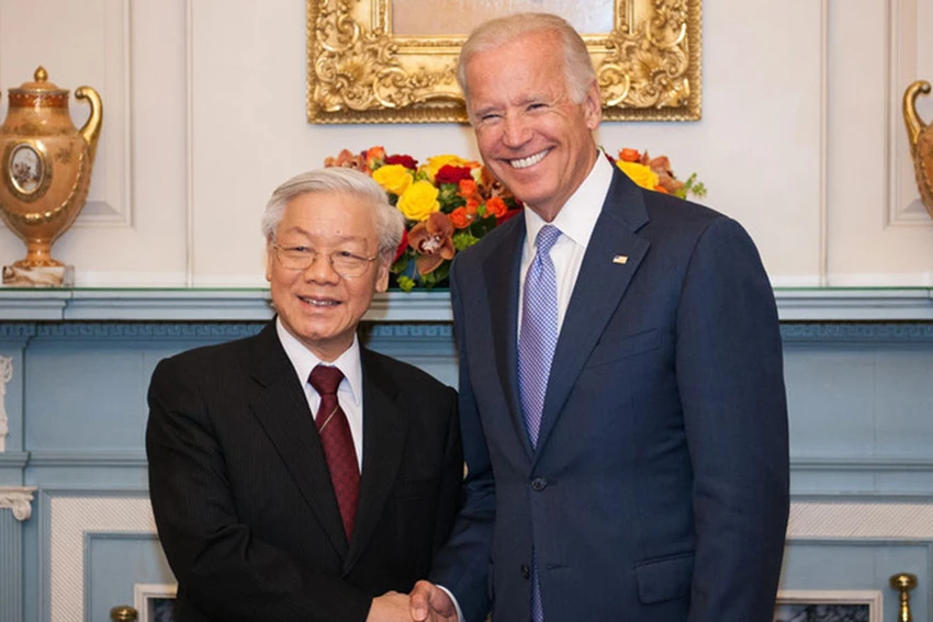 Tổng Bí thư Nguyễn Phú Trọng (trái) được ông Joe Biden (khi đó là phó tổng thống Mỹ) đón tiếp tại thủ đô Washington D.C. (Mỹ) ngày 7-7-2015. Ảnh: BỘ NGOẠI GIAO MỸ Tổng Bí thư Nguyễn Phú Trọng (trái) được ông Joe Biden (khi đó là phó tổng thống Mỹ) đón tiếp tại thủ đô Washington D.C. (Mỹ) ngày 7-7-2015. Ảnh: BỘ NGOẠI GIAO MỸ