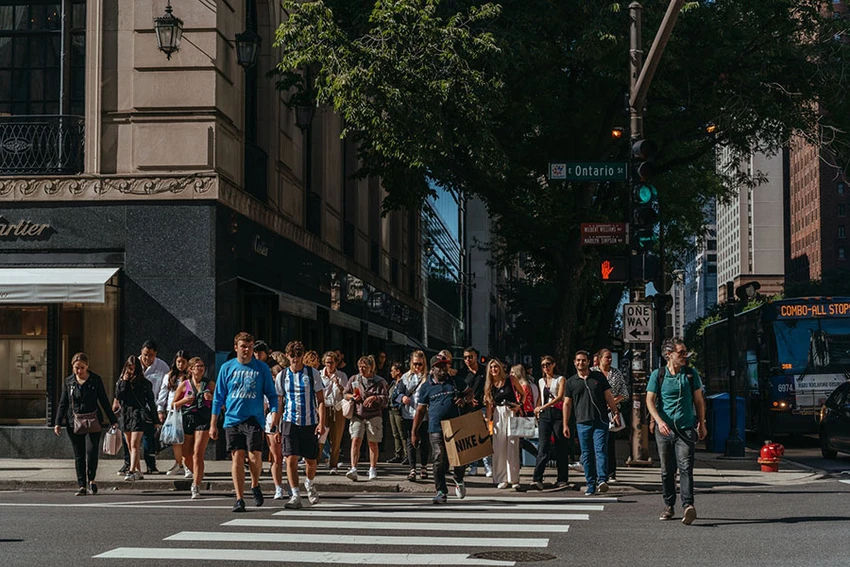 Chi tiêu tiêu dùng ở Mỹ đã và đang tăng. Đông người ở khu mua sắm Magnificent Mile tại TP Chicago, bang Illinois (Mỹ). Ảnh: BLOOMBERG Chi tiêu tiêu dùng ở Mỹ đã và đang tăng. Đông người ở khu mua sắm Magnificent Mile tại TP Chicago, bang Illinois (Mỹ). Ảnh: BLOOMBERG