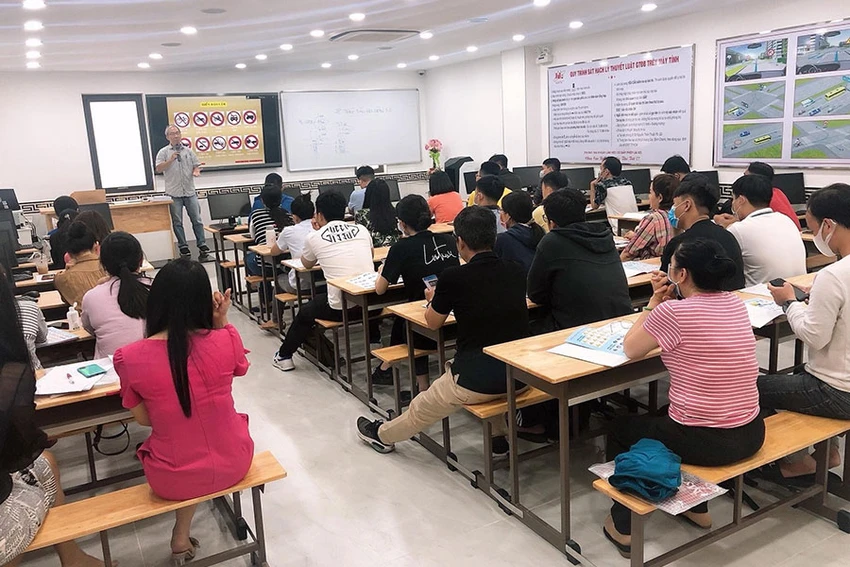 Theo quy định hiện hành, học viên phải học lý thuyết với thời gian học từ 44 giờ đến 168 giờ, học thực hành từ 50 giờ đến 752 giờ, tùy vào từng hạng bằng lái xe ô tô. Ảnh: THY NHUNG