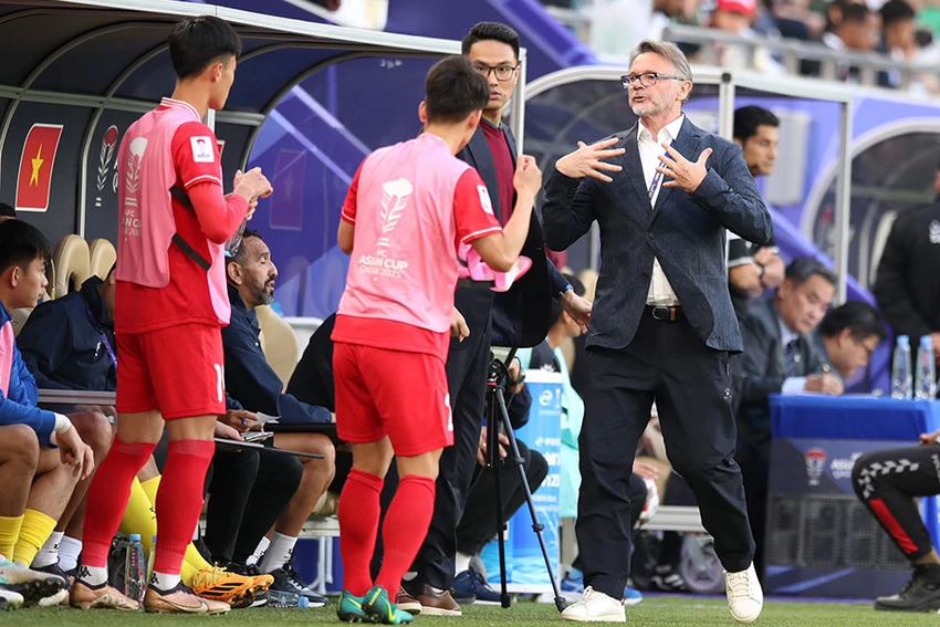 1_15_BAICHINH_Ishii-2-thang_Troussier-11-thang_1060.jpg