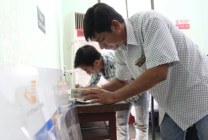 TP.HCM: Người dân bỏ việc đi đổi lại CMND 12 số ảnh 8