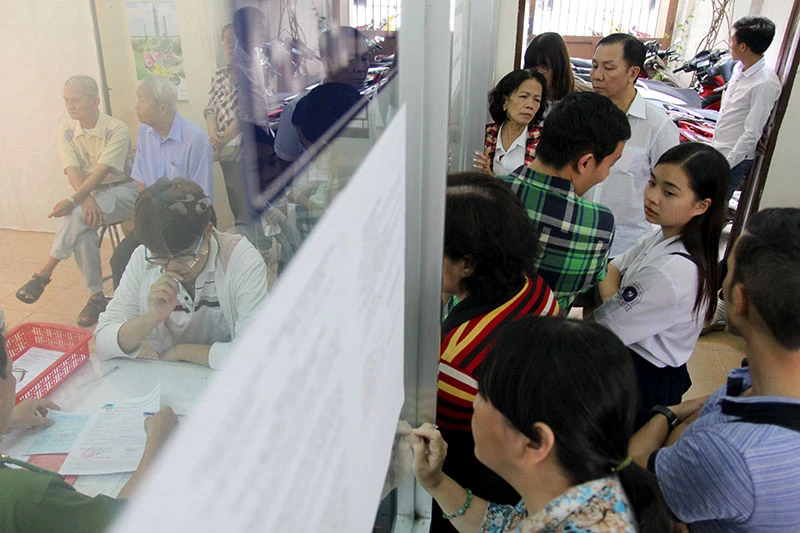 TP.HCM: Người dân bỏ việc đi đổi lại CMND 12 số ảnh 11