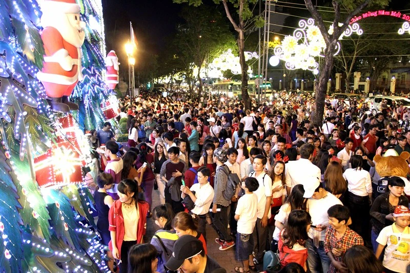 Dòng người ùn ùn đổ về trung tâm TP đón Giáng sinh ảnh 7
