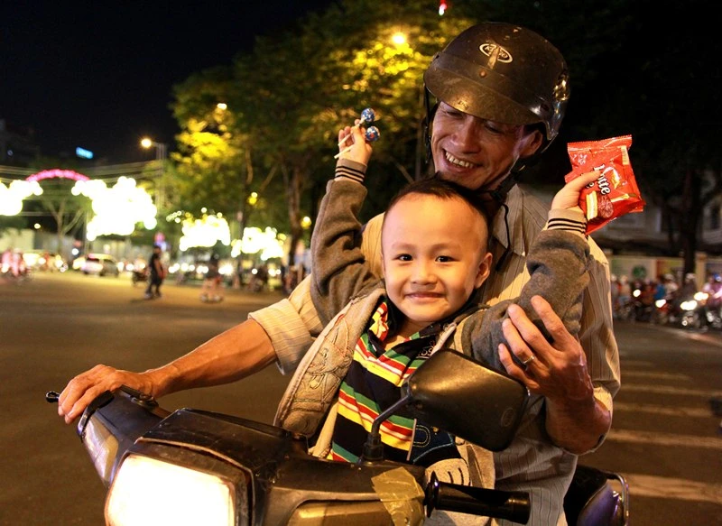 Dòng người ùn ùn đổ về trung tâm TP đón Giáng sinh ảnh 11