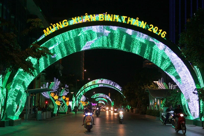 Phố Sài Gòn rực rỡ đèn hoa đón mùa xuân mới ảnh 9