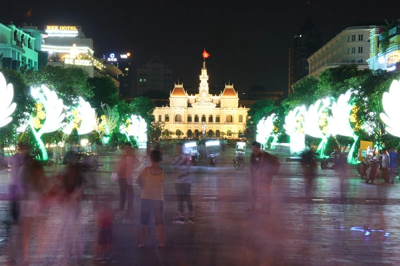 Phố Sài Gòn rực rỡ đèn hoa đón mùa xuân mới ảnh 10