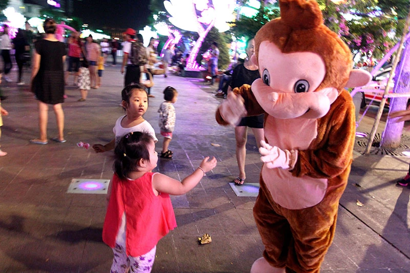 Tôi đã thấy thỏ hồng, vịt vàng, khỉ nâu trên phố Nguyễn Huệ ảnh 8