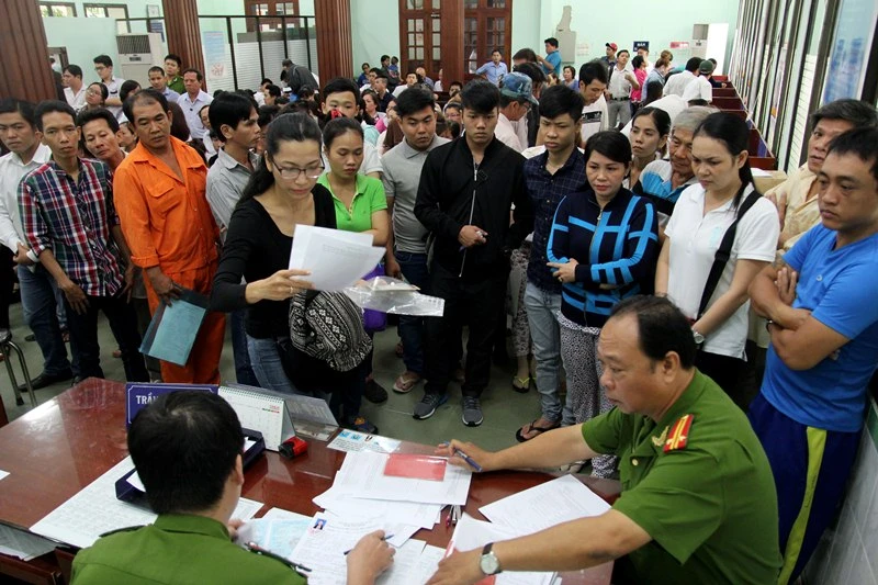 TP.HCM: Hàng trăm người háo hức đi cấp đổi căn cước công dân ảnh 4 TP.HCM: Hàng trăm người háo hức đi cấp đổi căn cước công dân ảnh 4