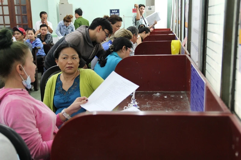 TP.HCM: Hàng trăm người háo hức đi cấp đổi căn cước công dân ảnh 6 TP.HCM: Hàng trăm người háo hức đi cấp đổi căn cước công dân ảnh 6