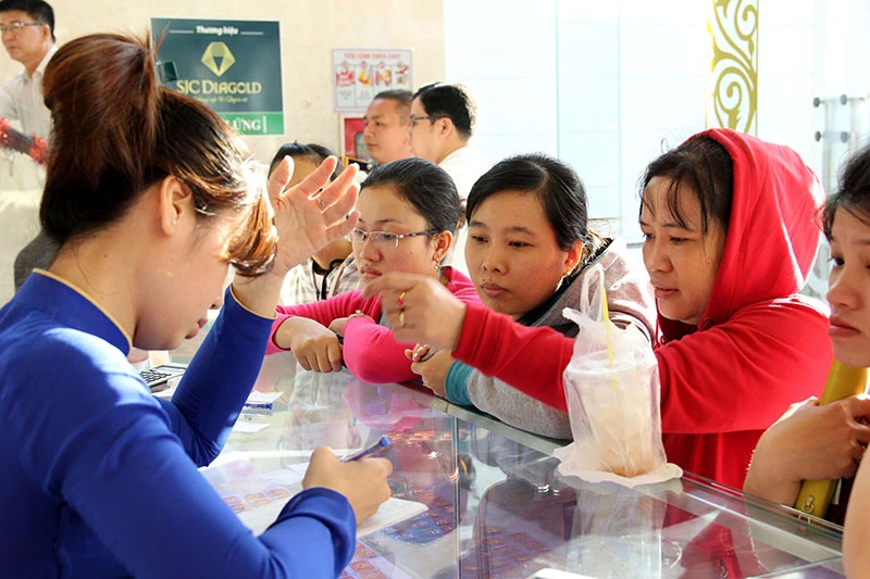 Người dân đổ xô đi mua vàng ngày thần tài ảnh 6 Người dân đổ xô đi mua vàng ngày thần tài ảnh 6