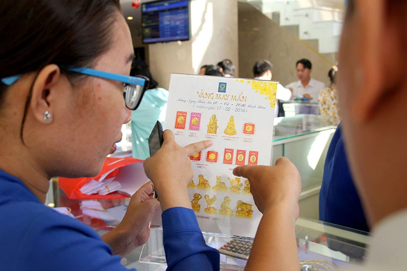 Người dân đổ xô đi mua vàng ngày thần tài ảnh 12 Người dân đổ xô đi mua vàng ngày thần tài ảnh 12