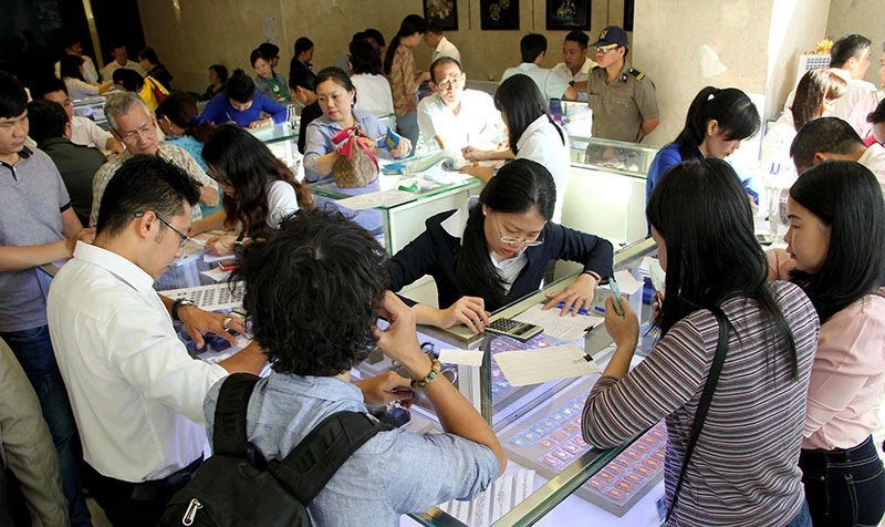 Người dân đổ xô đi mua vàng ngày thần tài ảnh 11 Người dân đổ xô đi mua vàng ngày thần tài ảnh 11