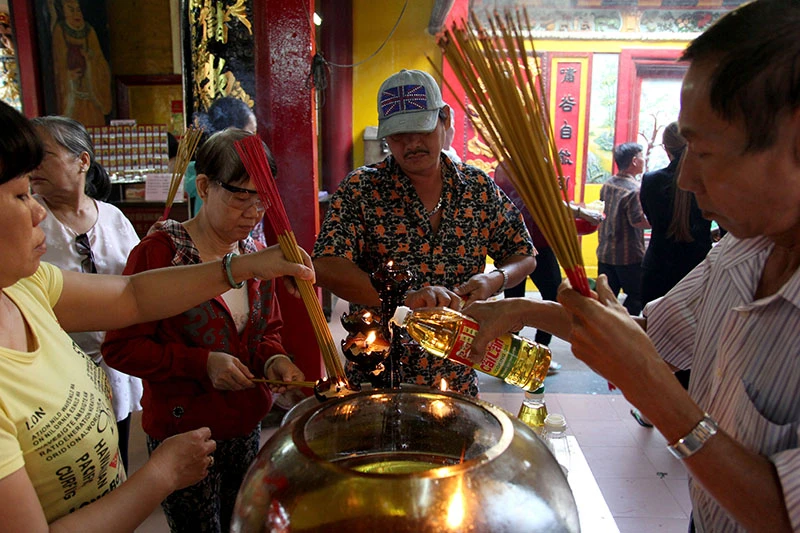 Rằm tháng Giêng: Khu phố Hoa rộn ràng từ 5 giờ sáng ảnh 4