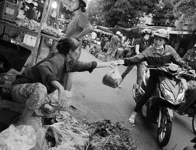 Những người phụ nữ vất vả mưu sinh trong ngày 8-3 ảnh 3 Những người phụ nữ vất vả mưu sinh trong ngày 8-3 ảnh 3