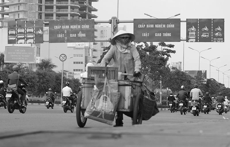 Những người phụ nữ vất vả mưu sinh trong ngày 8-3 ảnh 8 Những người phụ nữ vất vả mưu sinh trong ngày 8-3 ảnh 8