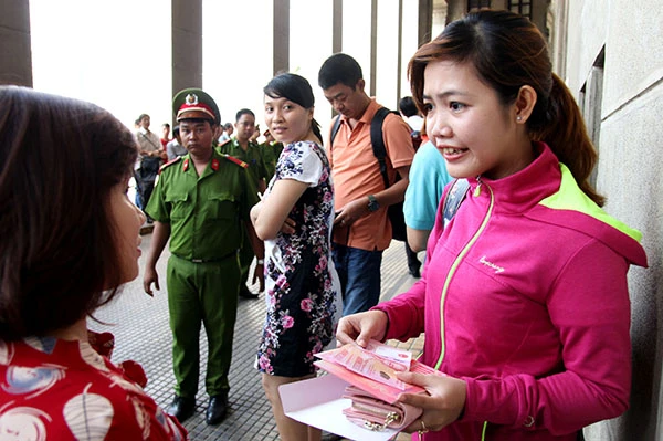 TP.HCM: Người dân xếp hàng cả tiếng chờ mua tiền lưu niệm ảnh 13