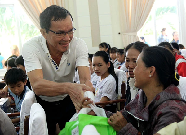 Báo Pháp Luật TP.HCM trao 200 phần quà cho người nghèo Nhà Bè ảnh 7 Báo Pháp Luật TP.HCM trao 200 phần quà cho người nghèo Nhà Bè ảnh 7